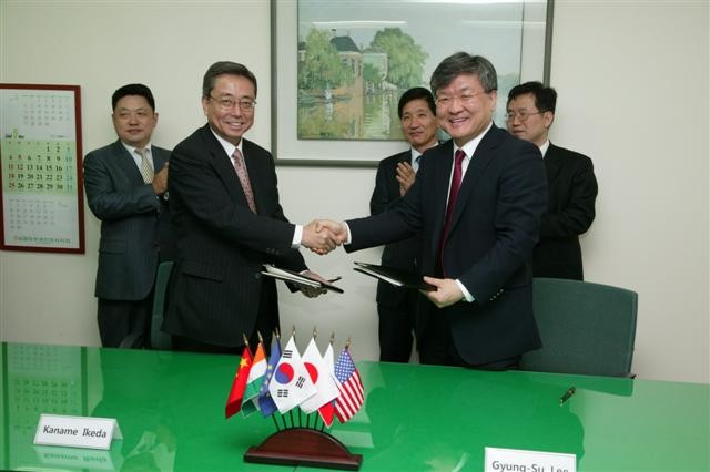 After the signing of the Procurement Arrangement for ITER's Toroidal Field Superconductors: Kaname Ikeda and Gyung- Su Lee. (Click to view larger version...)